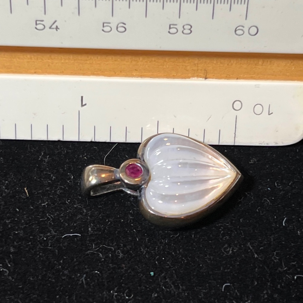 Vintage 925 SS Mother of Pearl Heart pendant with Ruby Diamond. - Picture 5 of 10